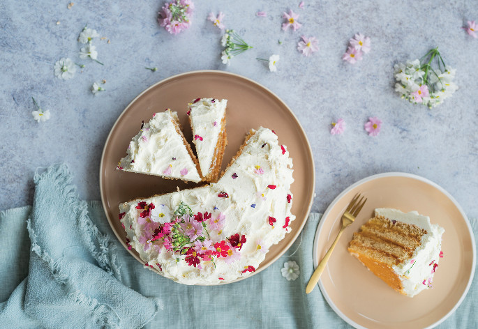 Torta a strati con lemon curd, mascarpone e fiori